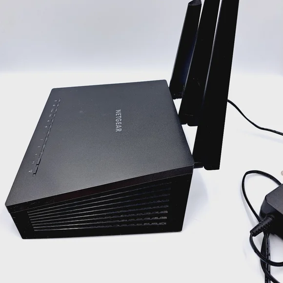 NETGEAR Nighthawk Smart Wi-Fi Router (R7000) - AC1900 - Picture 12 of 13